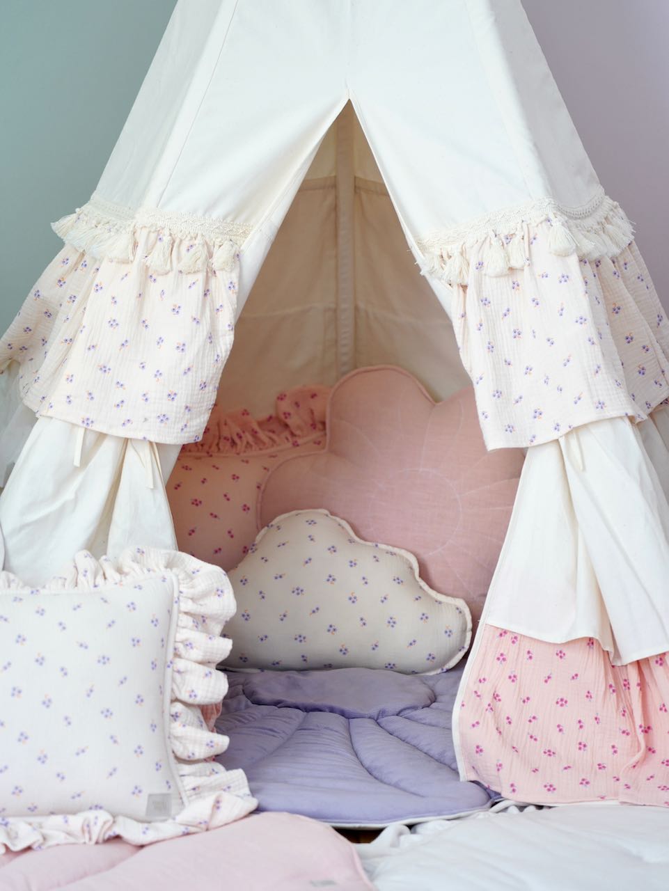 Teepee tent with frills for kids "Forget-me-not"