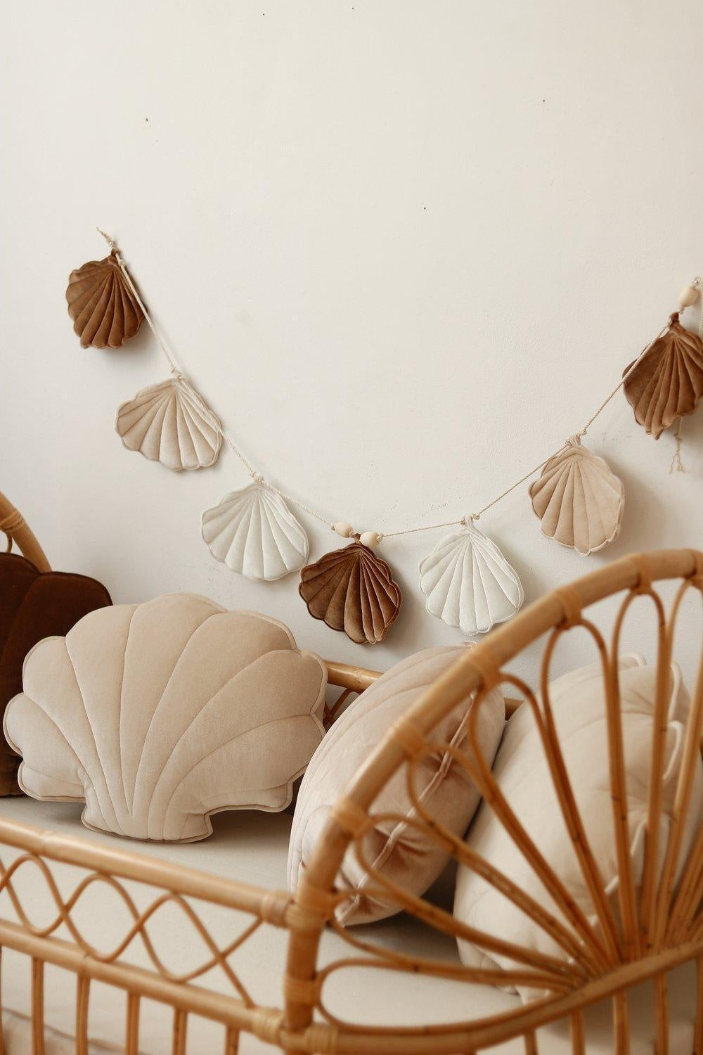 “Beige Pearl” Velvet Garland with Shells