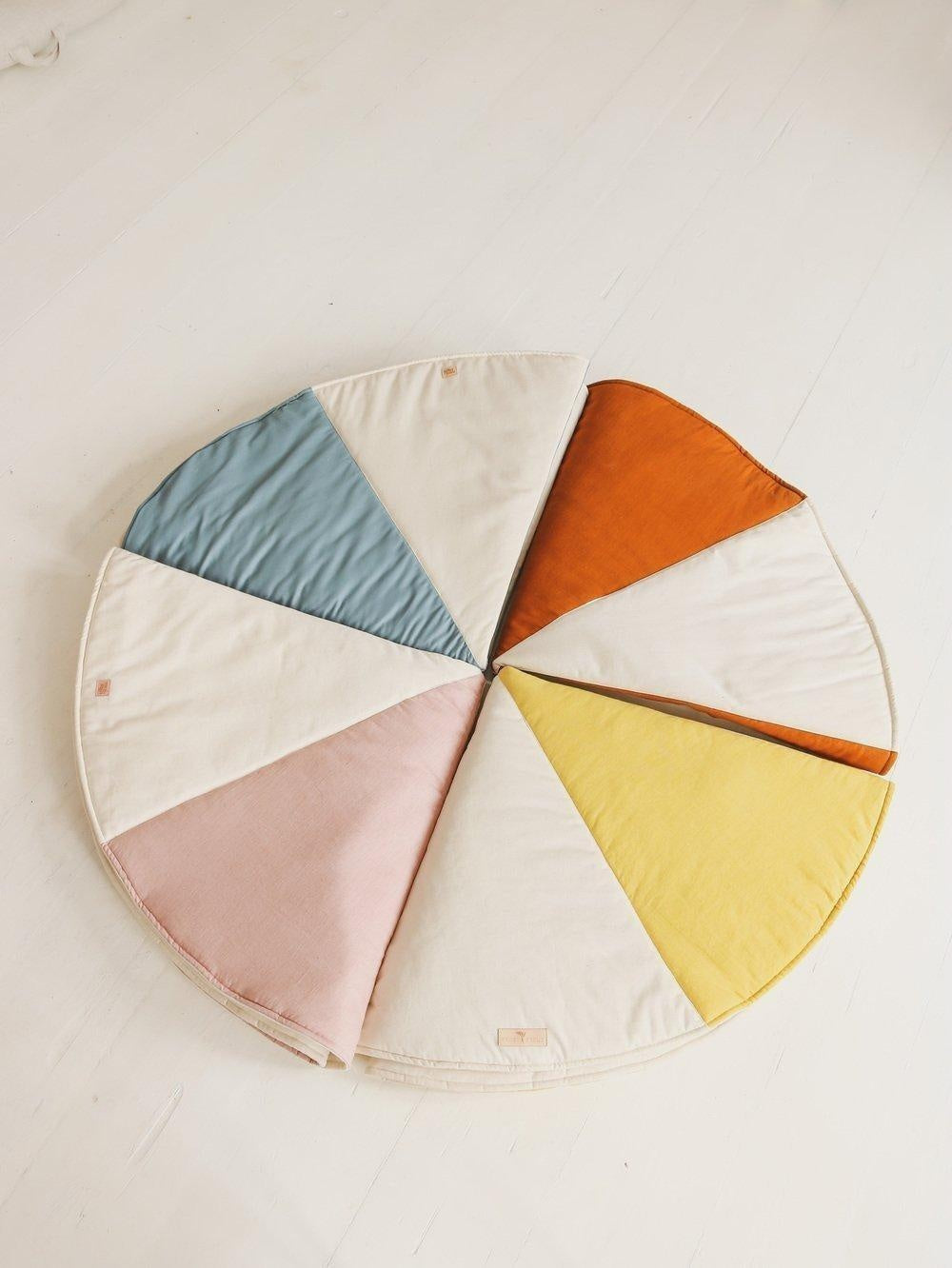 “Blue Candy” Round Patchwork Mat