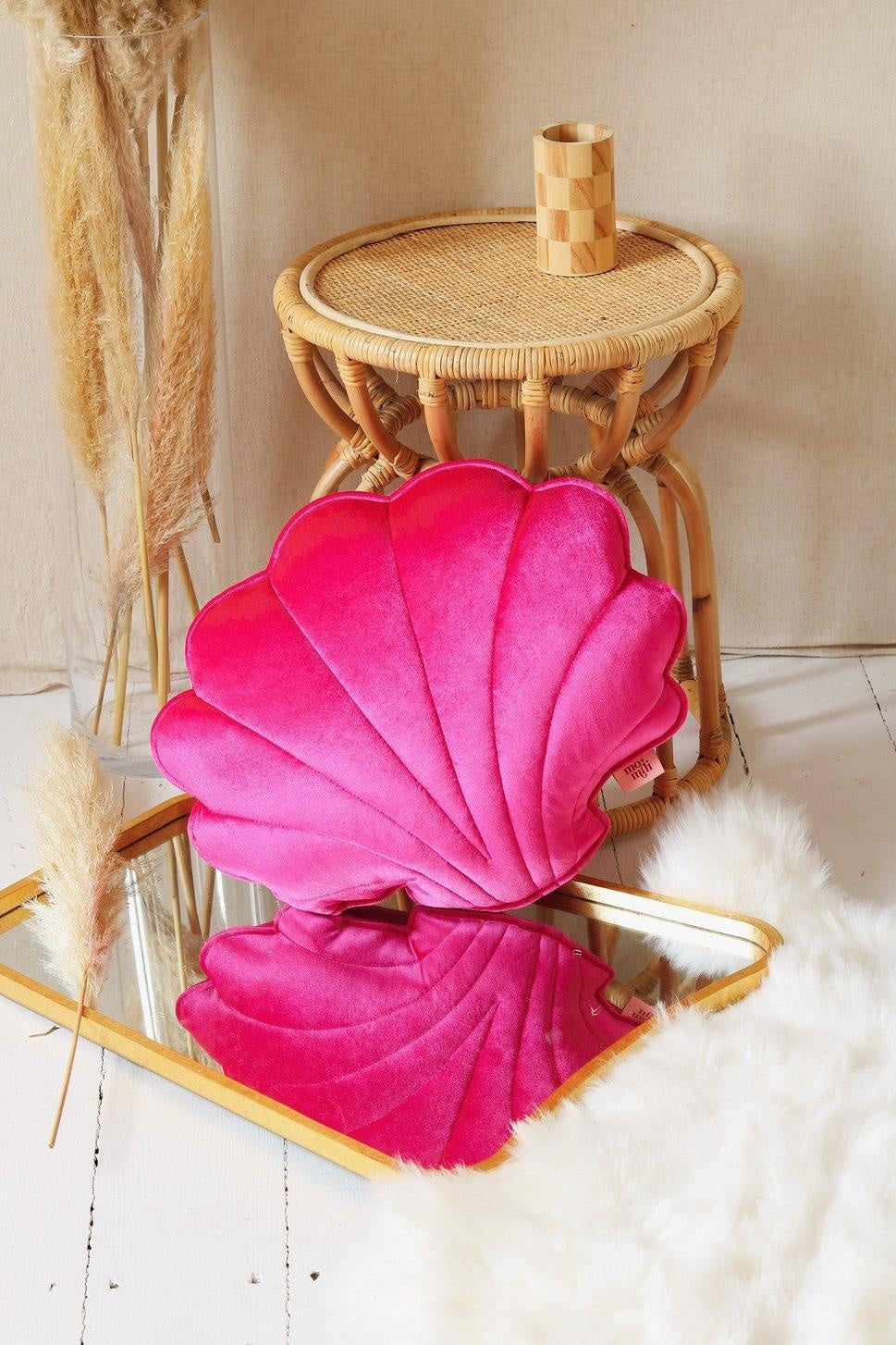 “Fucsia Pearl” Velvet Shell Cushion - Moi Mili