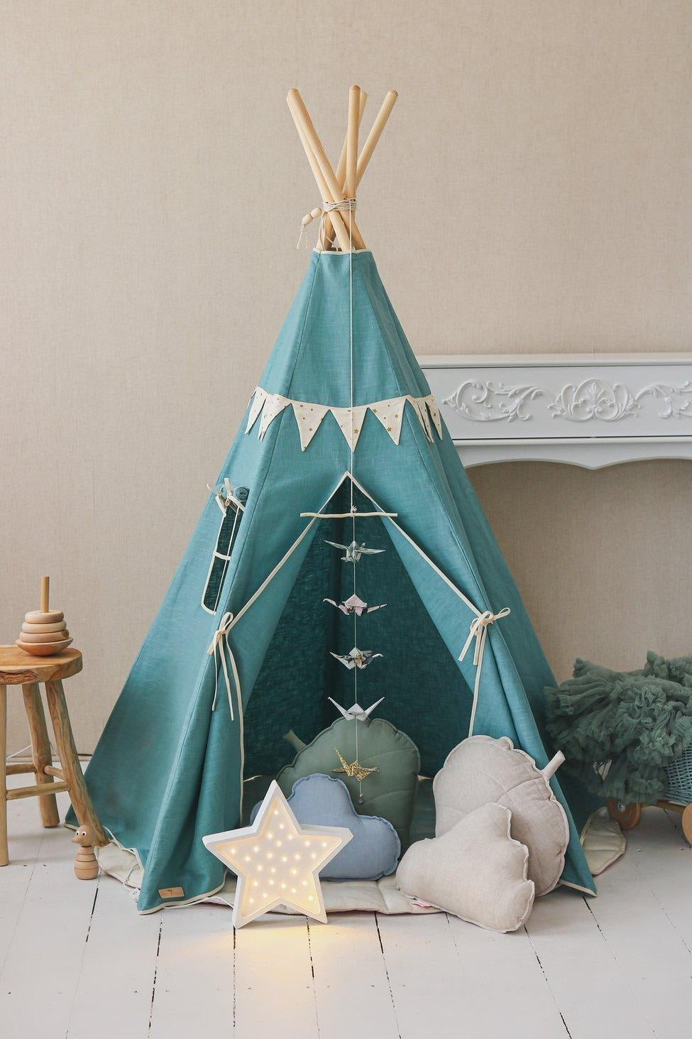 “Gold Star” Teepee Tent with Garland